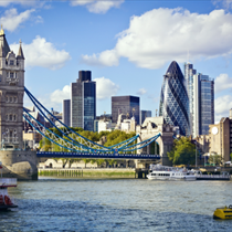 Vista su Londra dalla riva del Tamigi