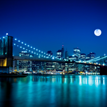 Scena notturna del Brooklyn Bridge e New York