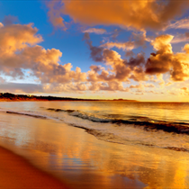 Spiaggia al sorgere del sole