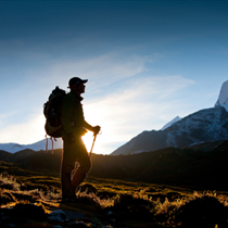 Scalatore nelle montagne dell'Himalaya