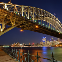 Sydney Harbour Bridge illuminato di notte