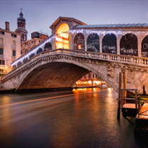 Ponte di Rialto di sera