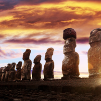 Vista al tramonto dei moai