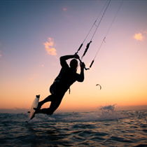 Kitesurf e tramonto