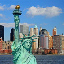 La statua della libertà e lo skyline di New York