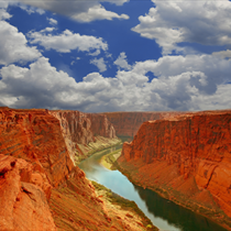 Fiume nel grand canyon