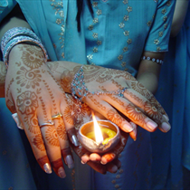 Mani tatuate con una candela