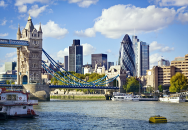 Vista su Londra dalla riva del Tamigi