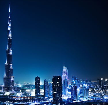 Dubai illuminata di notte