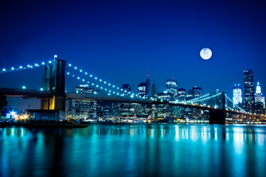 Scena notturna del Brooklyn Bridge e New York