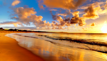 Spiaggia al sorgere del sole