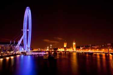 Vista del London Eye e del Big Ben notturna