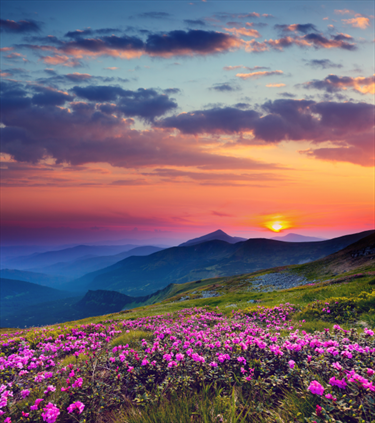 Panorama di montagna al tramonto