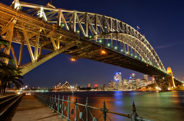 Sydney Harbour Bridge illuminato di notte