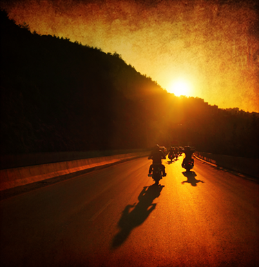 Motociclisti al tramonto