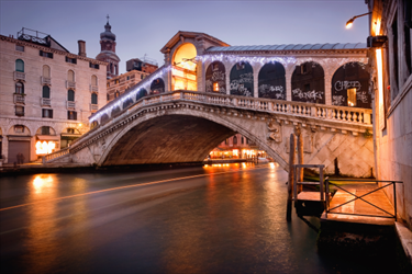 Ponte di Rialto di sera