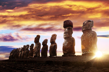 Vista al tramonto dei moai