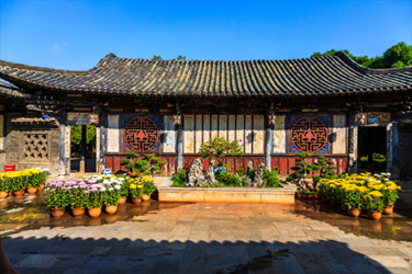 Antico Tempio cinese con fiori