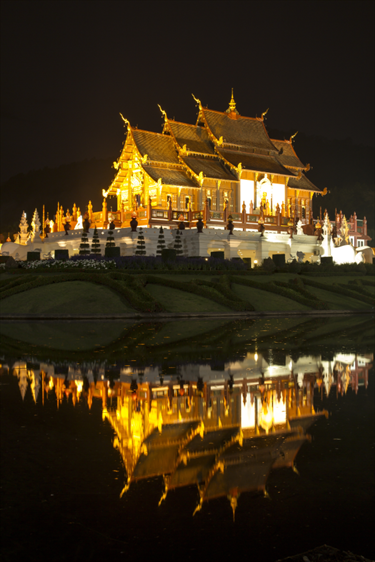Visuale notturna di Hor Kham Luang