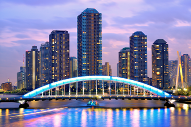 Ponte illuminato a Tokyo