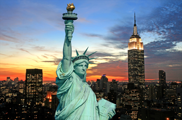 La statua della libertà con sfondo New York