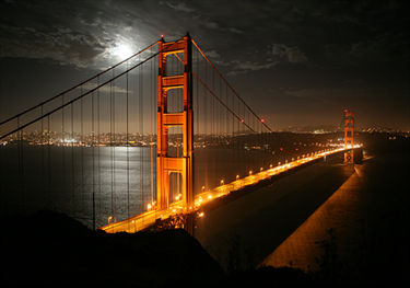 Golden Gate illuminato di notte