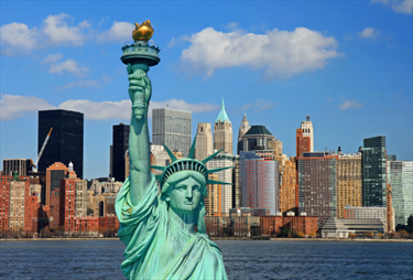 La statua della libertà e lo skyline di New York