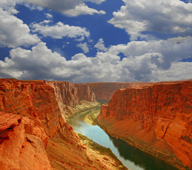 Fiume nel grand canyon