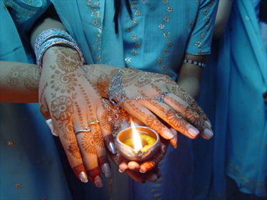 Mani tatuate con una candela